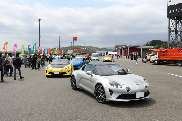 レーシングコースを使ったスポーツ走行は、「ルノー・スポール カップ」と「アルピーヌ カップ」のルノー車のみで実施。さらにサーキットパレードラン「オール ルノーラン／オール アルピーヌ ラン」も行われた。そのなかには、正規導入されていない現行型「エスパス」の姿もあって、びっくり。