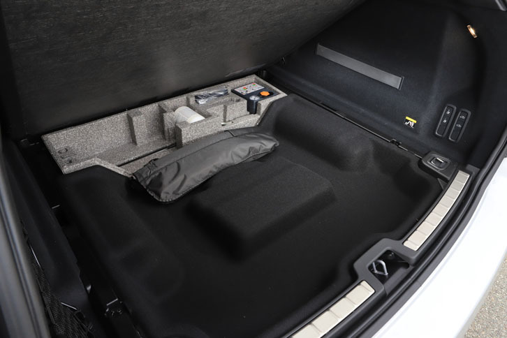 荷室のフロア下には、積載物のキャビン内への飛散を防止するネットや、パンク修理材がおさまる。