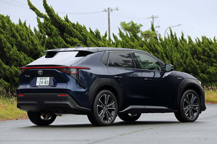 トヨタのBEV専用プラットフォーム「e-TNGA」をベースとした新型車「bZ4X」。「Activity Hub」を開発コンセプトに、乗員が楽しい時間や空間を共有できるクルマとして開発された。