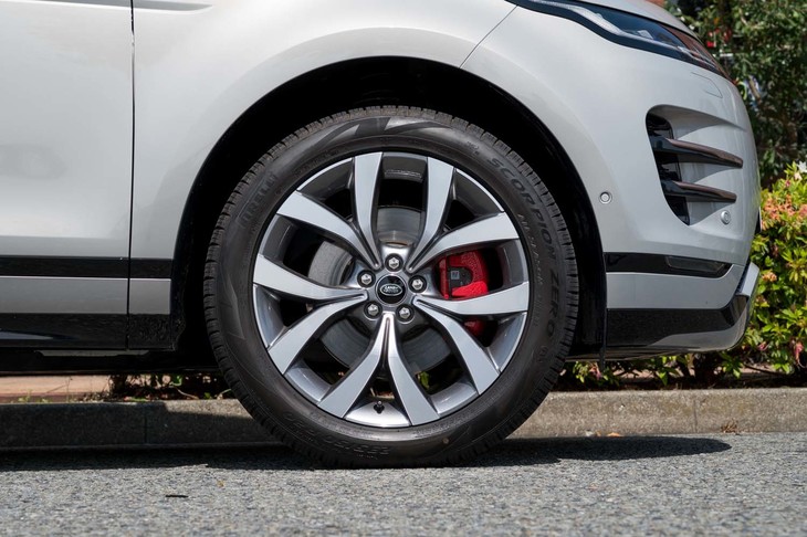 タイヤサイズは20インチ。試乗車のダイヤモンドターンフィニッシュは無償で選べるオプション。