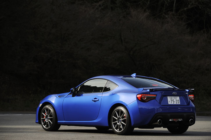 試乗車のボディーカラーはWRブルー・パール。