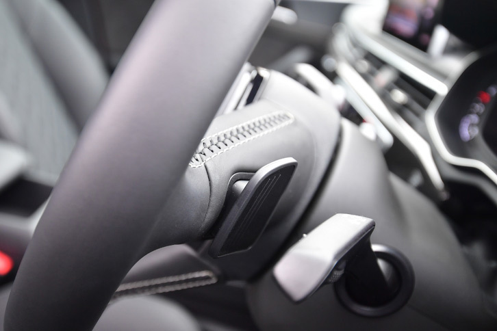 3スポークのレザーステアリングには、スポーツシフトパドルが装備される。