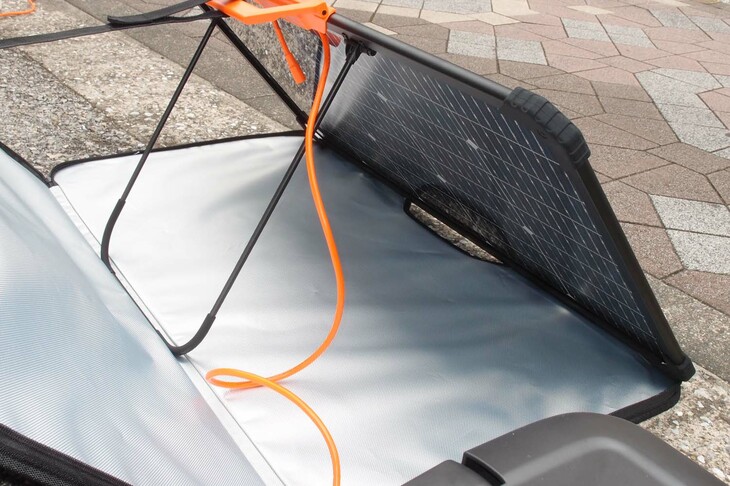 「SolarSaga 80」は単品でも購入可能で、価格は2万9800円。まずはこのポータブルかつリーズナブルなモデルでソーラー生活をスタートさせるのもいいかもしれない。室内でも車内でも隙間にスッと収納できそうな、折りたたみ時の製品サイズは縦×横×厚さ＝528×906×27mmで、重さは5.1kg。