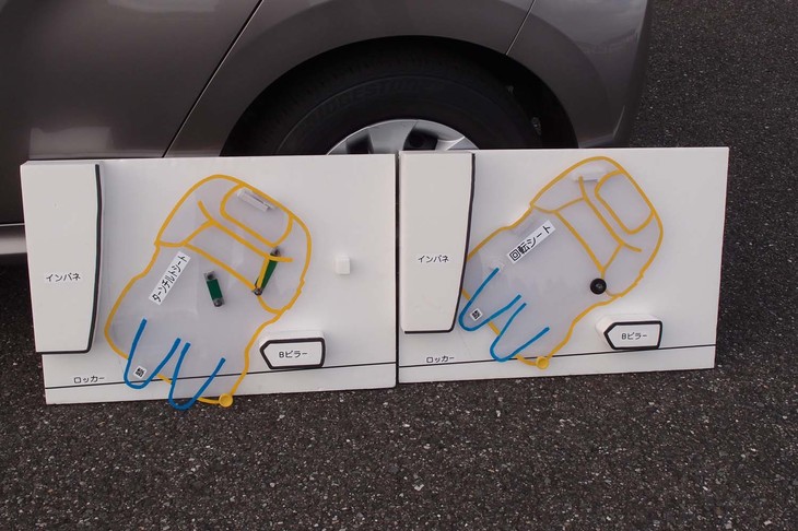 新開発の「ターンチルトシート」（写真左）と従来型「回転シート」（同右）の違いを示す、説明用ボード。回転軸がひとつしかない回転シートに対して、ターンチルトシートは4つのリンクを採用。回転しつつドア開口部から外にせり出すというアクションが可能になった。