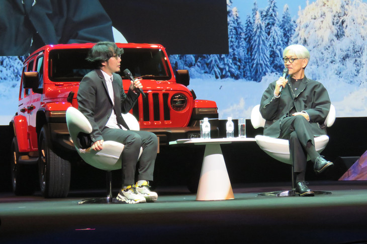 日本を代表する音楽家の坂本龍一（左）とコンテンツディレクターの若林 恵氏（右）は、「ジープ・ラングラー」のキャッチフレーズのひとつである“自由”をテーマに、トークを繰り広げた。