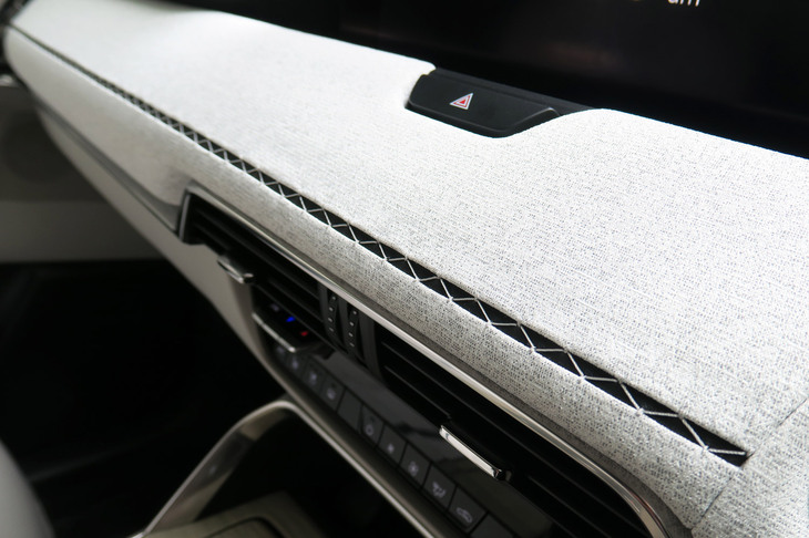 各所を覆う織物には、ほのかに黒をまぶすことで独特の風合いを表現。ダッシュボードには、一定の間隔をあけて生地を留める“かけ縫い”の技法を取り入れた。