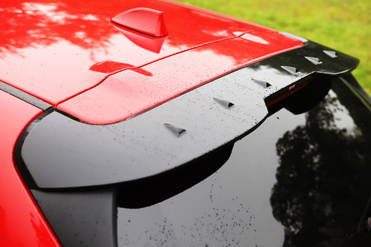 大型の「リアルーフスポイラー」は4万3200円。取り付けには別途、6480円の工賃がかかる。