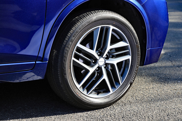 ホイールサイズは標準車が17インチと18インチなのに対し「AUTECH」では19インチを採用。ショックアブソーバーは全車ザックス製で、モデルによってスプリングのバネ定数をダウンさせたり、スタビライザーを追加、もしくは大型のものへ変更したりといった改良も加えている。