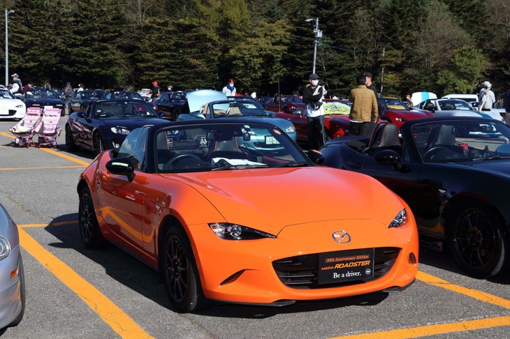 現行型である４代目のNDは、歴代モデルのなかで最多となる347台が参加。旧型「ロードスター」からの乗り換えに加え、新ユーザーの獲得にも成功しているようだ。写真は、2019年に発売された「30周年記念限定車」。専用色のレーシングオレンジが印象的な一台だ。同車は格納式ハードトップを持つ「ロードスターRF」にも設定された。