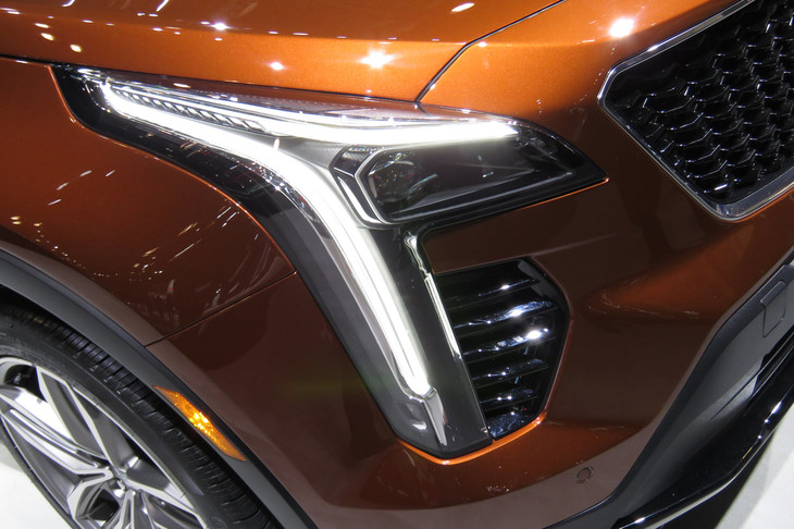 キャデラックXT4（ヘッドランプ）