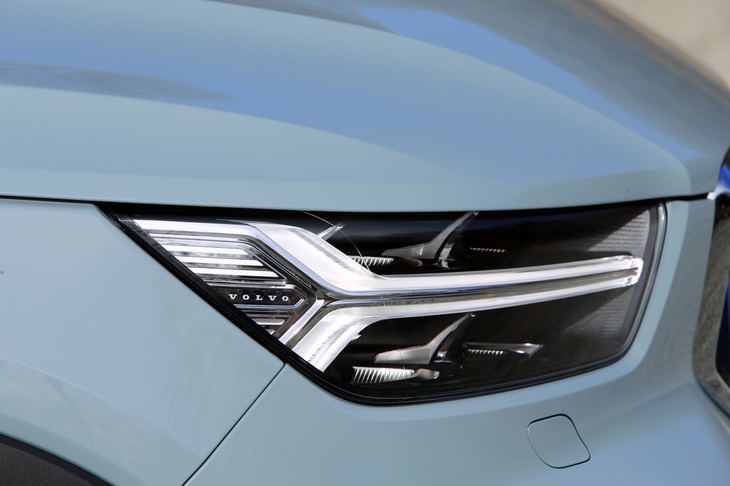 あらためて、本日のお供である「ボルボXC40」を観察。Y字型のヘッドランプがおしゃれですね。