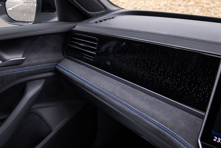 ダッシュボードとドアに「イルミネーション付きデコラティブパネル」を内蔵。インテリアアンビエントライトの設定で、イルミネーション色を選択できる。