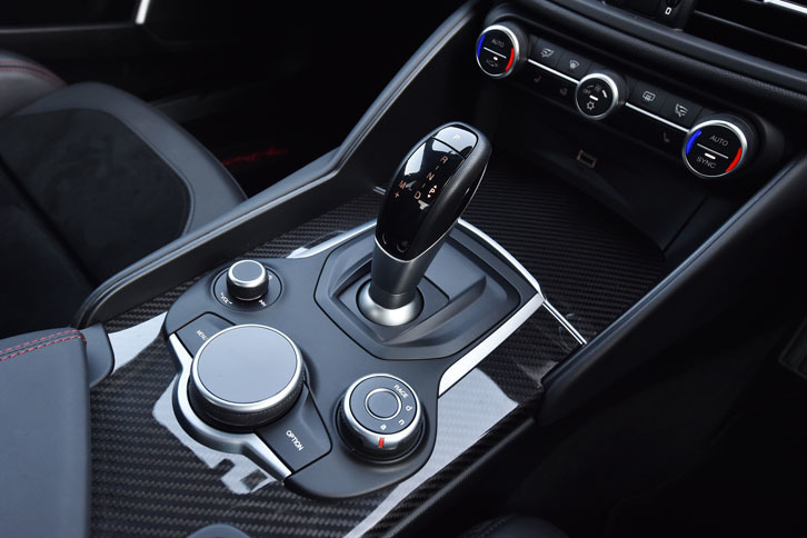 トランスミッションはトルクコンバーターを持つ8段AT。