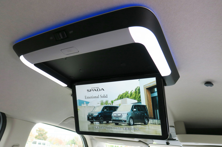 ホンダ・ステップワゴンe：HEVエアー ホンダアクセス用品装着車（15.6インチ リア席モニター）