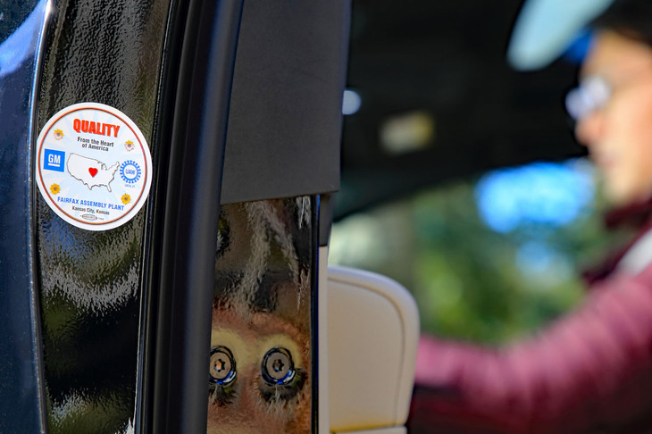 ドアに貼られた、生産拠点を示すステッカー。「QUALITY From the Heart of America」という言葉に、生産スタッフのプライドが感じられる。