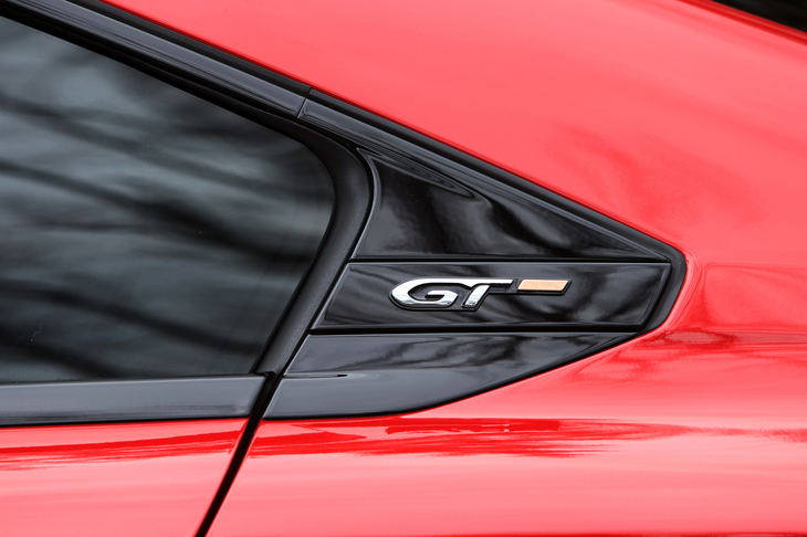 リアドアのガーニッシュに「GT」のエンブレムを装着。前方に傾斜したCピラーがクーペフォルムを印象付ける。