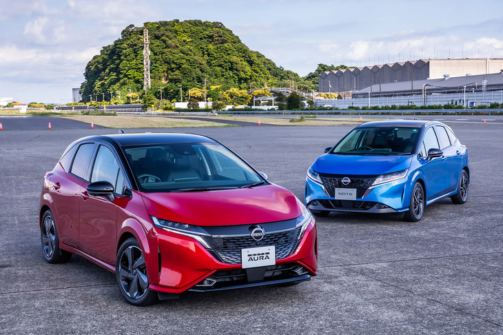 左が「ノート オーラ」、右が「ノート」。全長4045mｍ、ホイールベース2580mmという数値はベースとなったノートと同じだが、全幅は＋40mmの1735mmとなっている。
