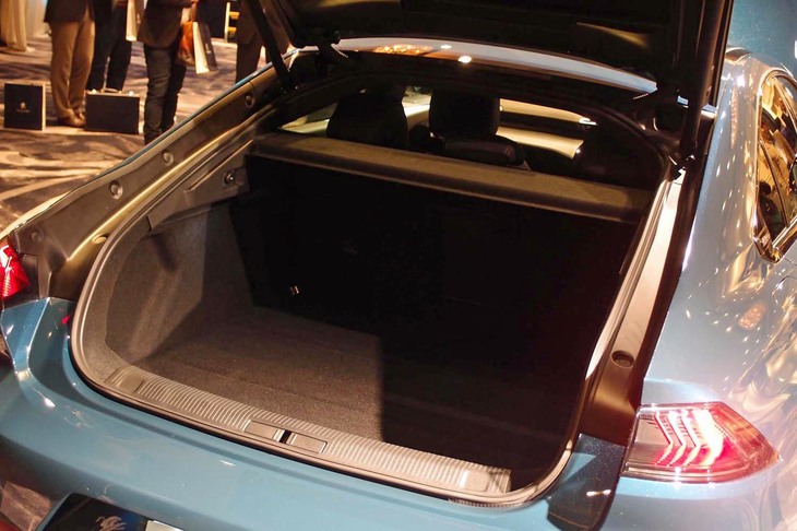 リアには開口部の大きなバックドアが備わる。