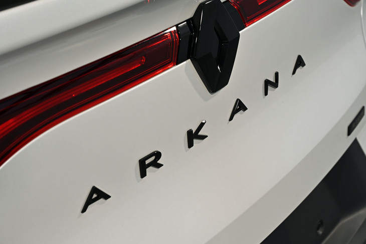 「ARKANA」のロゴもブリリアントブラック。