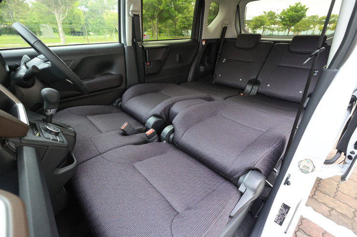 フロントシートとリアシートの座面がほぼフラットとなり、足を伸ばしてくつろげる「ロングソファモード」にシートをアレンジした様子。室内長は2140mmで、「タント」よりも15mm長い設定だ。