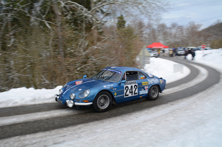 「ラリー・モンテカルロ・ヒストリーク」では、往年のラリーカーが冬季のアルプスを駆ける。