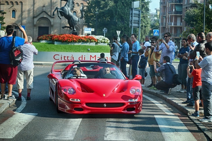マラネッロの市街地で行われたフェラーリパレードの様子。