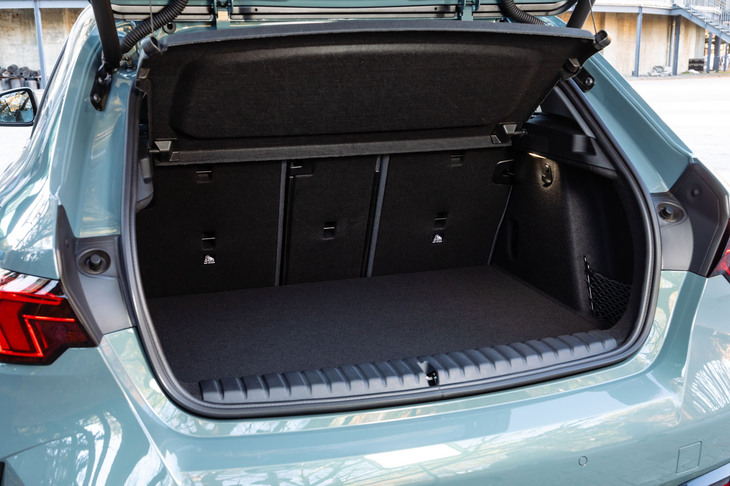 荷室の容量は先代モデルと同じ380リッター～1200リッター。両サイドにはコンビニフックが備わっている。