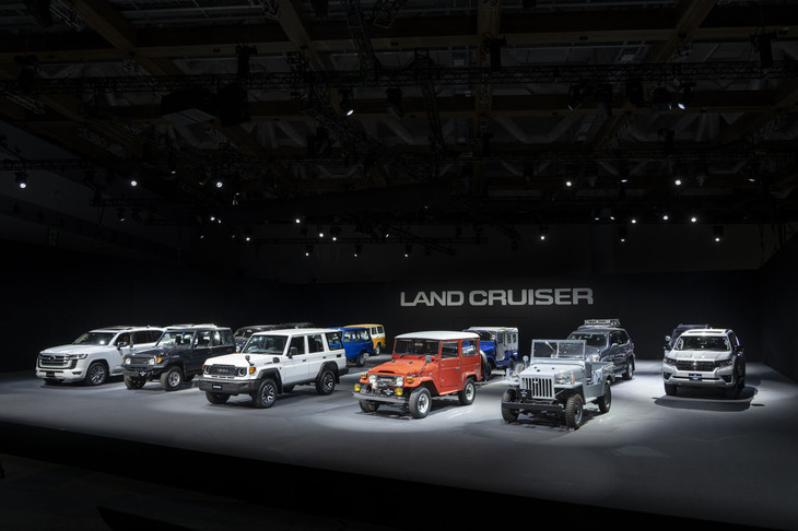 ステージ上にずらりと並んだ歴代「ランドクルーザー」。