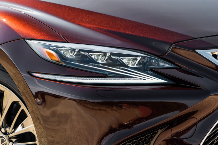 安全に関する装備では、ヘッドランプにも新技術を導入。より細かい配光制御が可能な、上下2段式のアダプティブハイビームシステムを採用した。