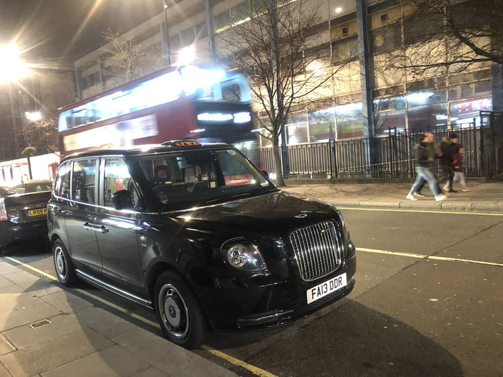 目下最新のロンドンタクシーは、吉利汽車系の企業が英国で生産している電気自動車「LEVC TX」。