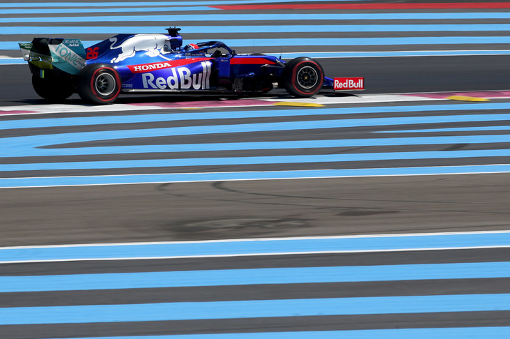 ホンダが「スペック3」を持ち込んだフランスGP。トロロッソは2台で作戦を分け、ダニール・クビアト（写真）は新しいパワーユニットに載せ替えてグリッド降格、最後列の19番グリッドからスタートした。アレクサンダー・アルボンは降格を嫌い旧型のままで、それでもQ3進出まであと0.040秒という僅差の予選11位となった。レースではチームメイト同士で丁々発止とやり合うシーンも見られたが、両者ともポイントには遠く、クビアトは14位、アルボンは15位完走。（Photo=Toro Rosso）