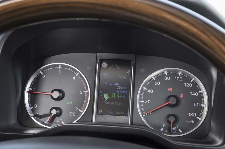 自発光式の「オプティトロンメーター」を採用。2眼の間にはマルチインフォメーションディスプレイがレイアウトされる。