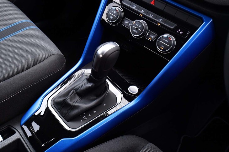 トランスミッションは、デュアルクラッチ式の7段AT。ステアリングホイールにはシフトパドルが備わる。