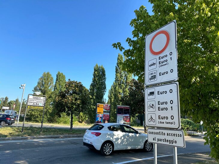 ここに写っている標識のように、多くの市街地では、すでに「ユーロ0」のガソリン車および「ユーロ1」のディーゼル車の運行が禁止されている。シエナ県で2024年8月撮影。