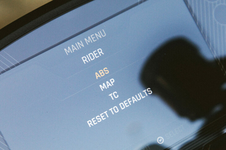 ライディングモードは「レイン」「ロード」「スポーツ」「トラック」「ライダー」の5種類（トラックモードは「RS」専用）。「ライダー」はいわゆるカスタマイズモードとなるが、実は他のライディングモードも設定のカスタマイズが可能となっている。