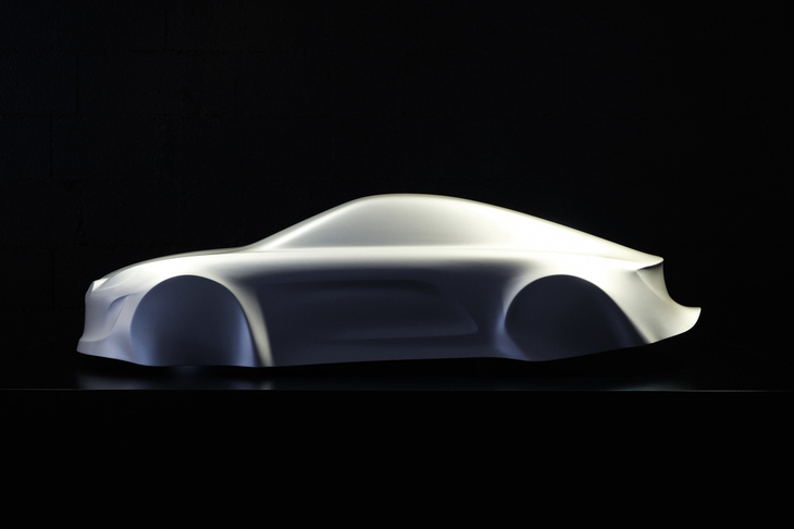 シルエット（の一部）が、彫刻というカタチで公開された新型「A110」。2027年ともいわれる正式デビューに向けてティーザーキャンペーンは着々と進んでいる。