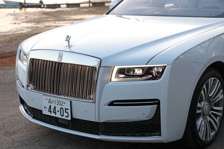 新型「ゴースト」のフロントフェイスは、フラッグシップモデル「ファントム」に比べ、やや丸みを帯びた造形となっている。