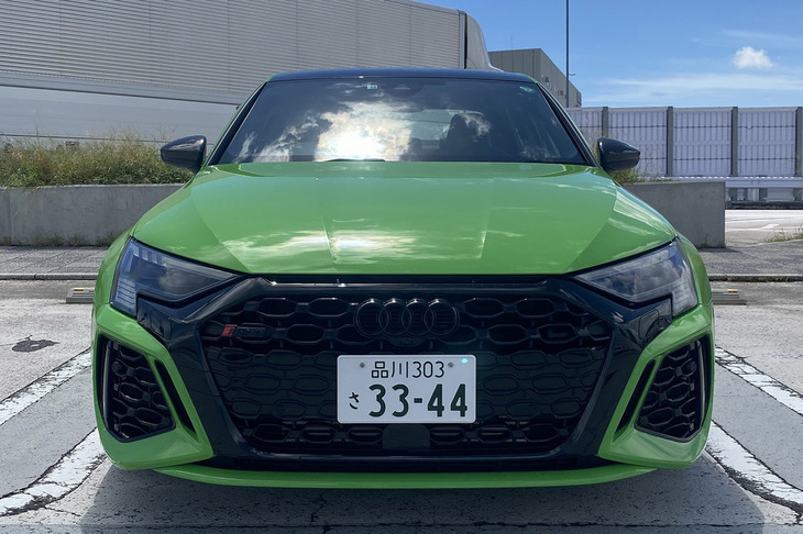光沢ブラックのハニカムグリルを備えたシングルフレームグリルとワイドな「RSバンパー」が目を引く「RS 3セダン」のフロントフェイス。今回試乗した車両のボディーカラーは「キャラミグリーン」と呼ばれるもの。