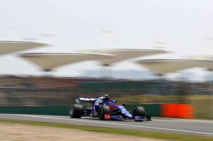 F1は1000レース目、トロロッソは250戦目の節目を迎えた。今季デビューし、2戦目のバーレーンGPで9位完走、初ポイントを得たアレクサンダー・アルボン（写真）は、限られたF1経験ながら、マシンのコントロールやタイヤの使い方、エンジニアへのフィードバックなどチーム内でも高い評価を得ていた。しかし中国GPのフリー走行3回目で大クラッシュを演じてしまい、マシンは大破。予選不出走でピットレーンスタートと大きなハンディキャップを背負うことに。それでもステディーな走りでポイント圏内の10位まで挽回、最後はロメ・グロジャンのハースの猛追にも耐え、見事2戦連続入賞を成し遂げた。チームメイトのダニール・クビアトは、予選Q3まで0.022秒という僅差で迫り11番グリッド。レースではオープニングラップでマクラーレンと接触、その責任を問われてドライブスルーペナルティーを受けた後、43周してリタイア。なおホンダは、クビアトのパワーユニットに異常を見つけ、予防的措置としてパワーユニット交換を実施。クラッシュしたアルボンのマシンにも新しいものを載せる決断を下した。（Photo=Toro Rosso）