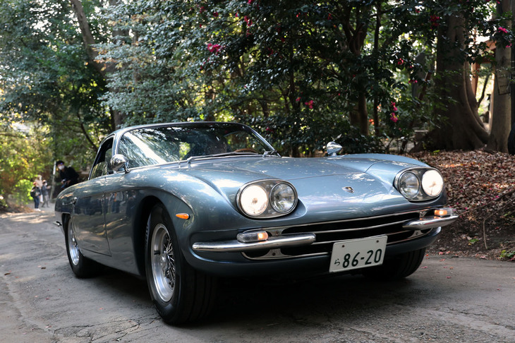 1966年「ランボルギーニ400GT」。ランボルギーニの処女作である「350GT」の改良発展型。「ミウラ」などと基本的に同じ4リッターV12 DOHCエンジンをフロントに積む。