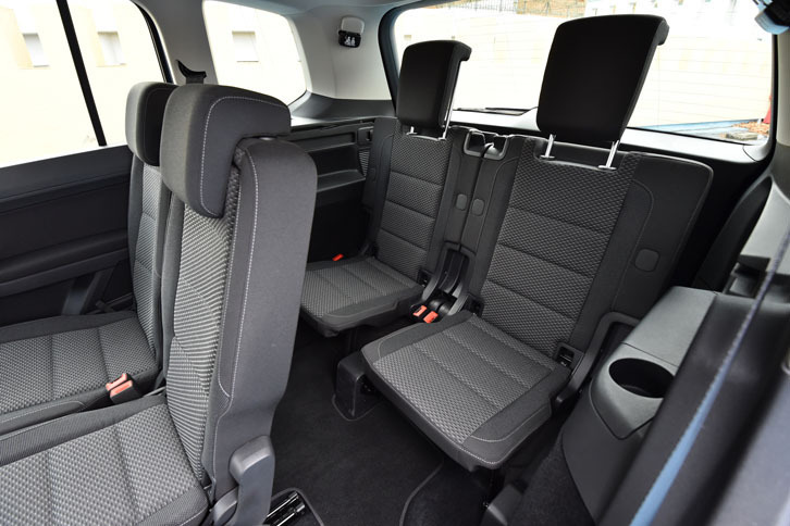 2人乗りの3列目シート。2列目シートに「イージーエントリーシステム」が採用されたことで、アクセス性が向上している。