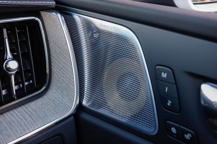 今回のテスト車2台にはともに15スピーカーを備えたBowers & Wilkinsプレミアムサウンドオーディオシステムが搭載されていた。音場の切り替えは中央のディスプレイで行う。
