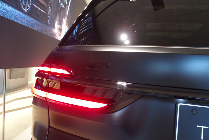 BMW X7ブラックアルファ（リアのエンブレム）