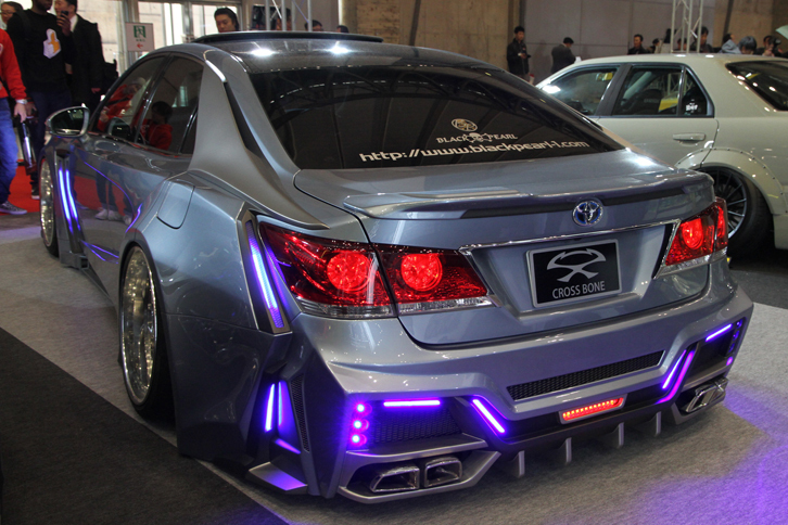 リアも凝った造形を見せる「ハイパークラウン・クロスボーン」。