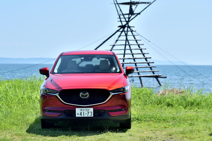 七尾湾上に組まれた「ぼら待ちやぐら」の前で。海底に仕掛けた網を引き上げて捕らえる伝統的な漁法は、今は廃れてしまっており、観光用のモニュメントとして残るのみ。