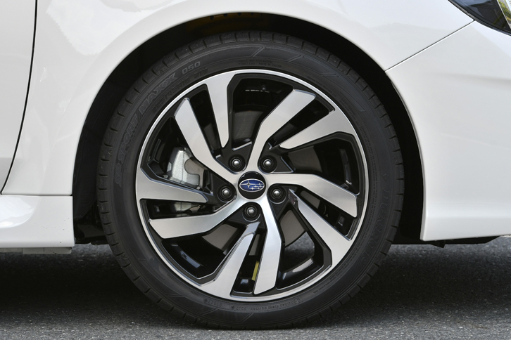 今回デザインが変更された、18インチアルミホイール。組み合わされるタイヤのサイズは、前後とも225/45R18。