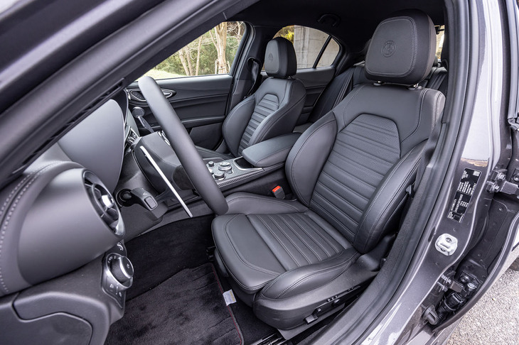 ヒーターや電動調整機能が内蔵された「スポーツレザーシート」を専用アイテムとして標準で装備。ヘッドレストにはアルファ・ロメオのエンブレムが入る。