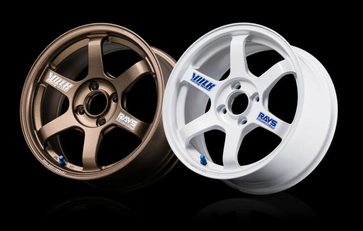 アニバーサリーモデルのカラーリングは、いずれのモデルもブロンズ（写真左）とホワイト（同右）の2色展開となる。写真は「TE37 SONIC 30th Anniversary」のもの。