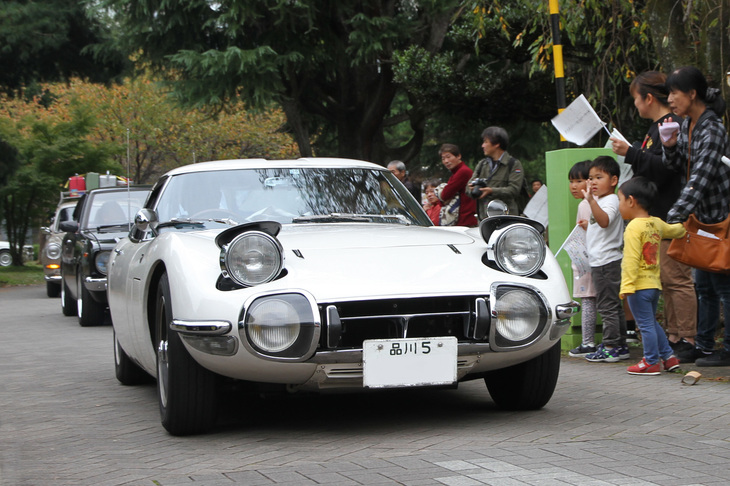 「品川5」のシングルナンバーを持つ1967年「トヨタ2000GT」。シャシーおよびパワートレインは、現オーナーが独力でレストアしたという。