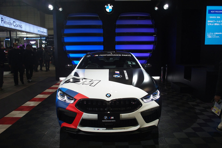 巨大なキドニーグリルの前に展示された「BMW M8コンペティション」。